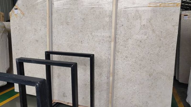 磨边是否包含在石材加工费中，需要根据具体情况进行判断。以下是一些可能的情况：